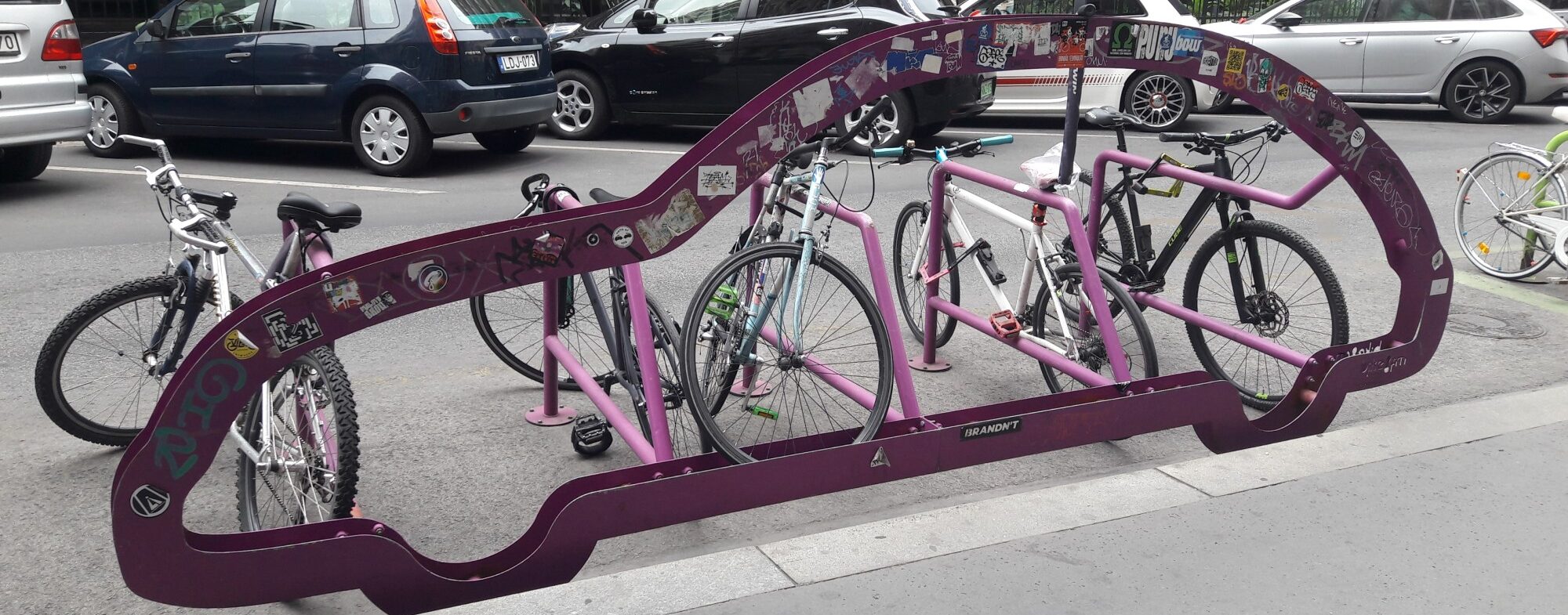 Fahrradständer als stilisiertes Auto